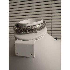 VINTAGE SIGNED MONET SILVER‎ TONE TEXTURED BANGLE CLASP BRACELET